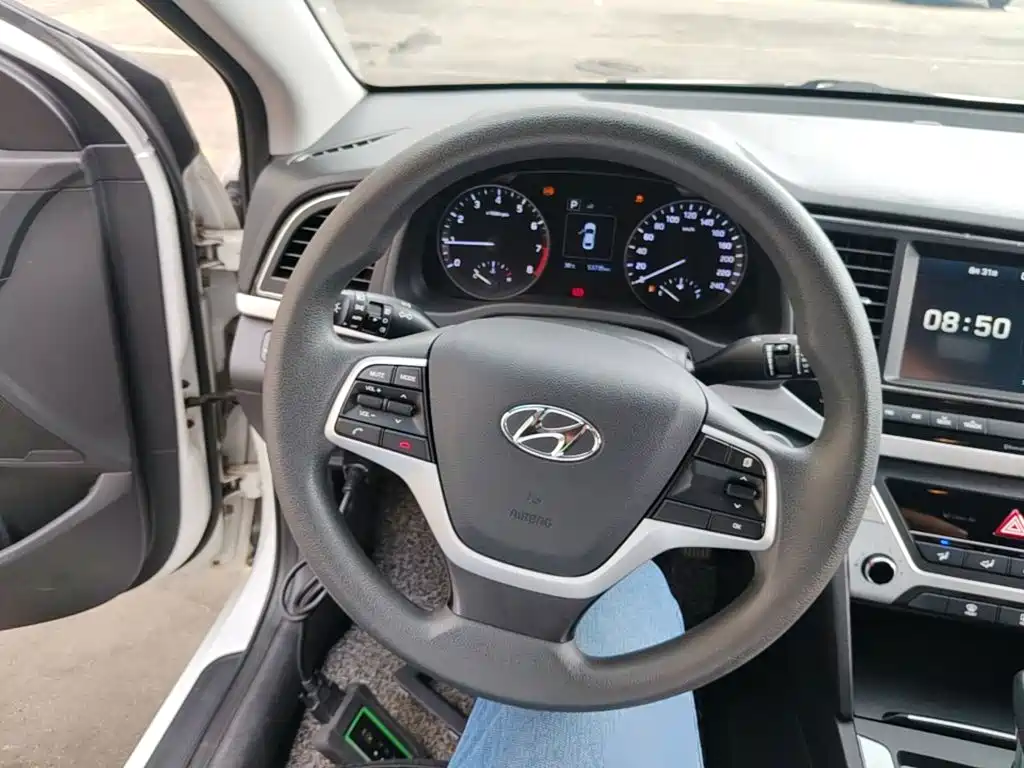 Фото 11 - Hyundai Elantra