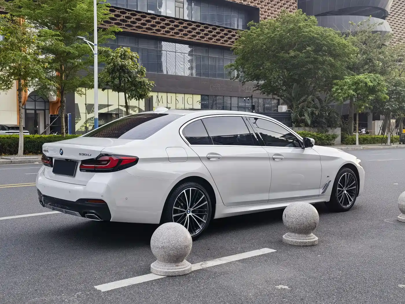 BMW 5 Series 2023 530Li Leading M Sport Package фото 2