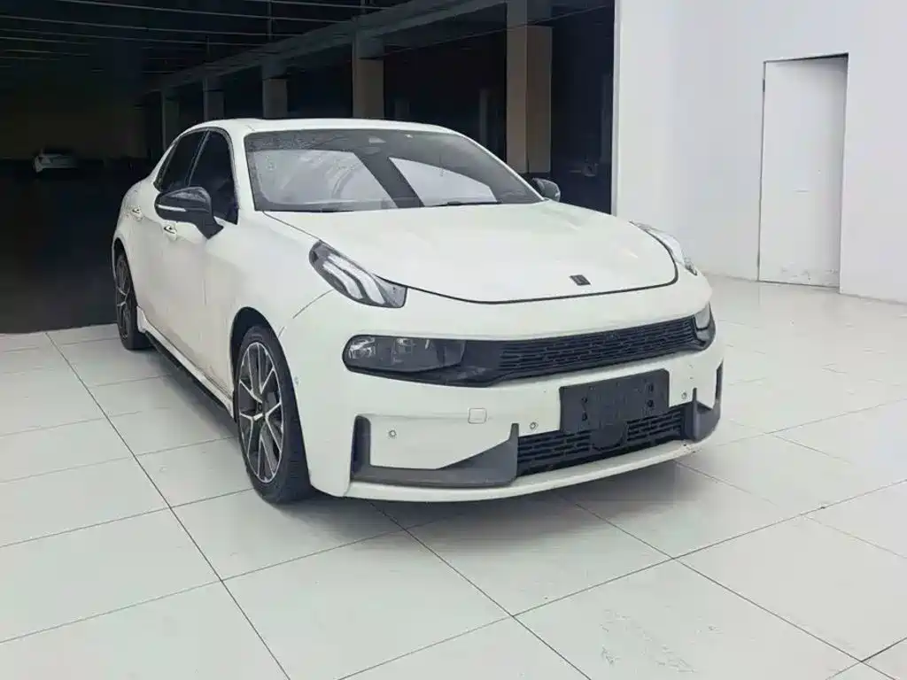 Фото 3 - Lynk & Co 03