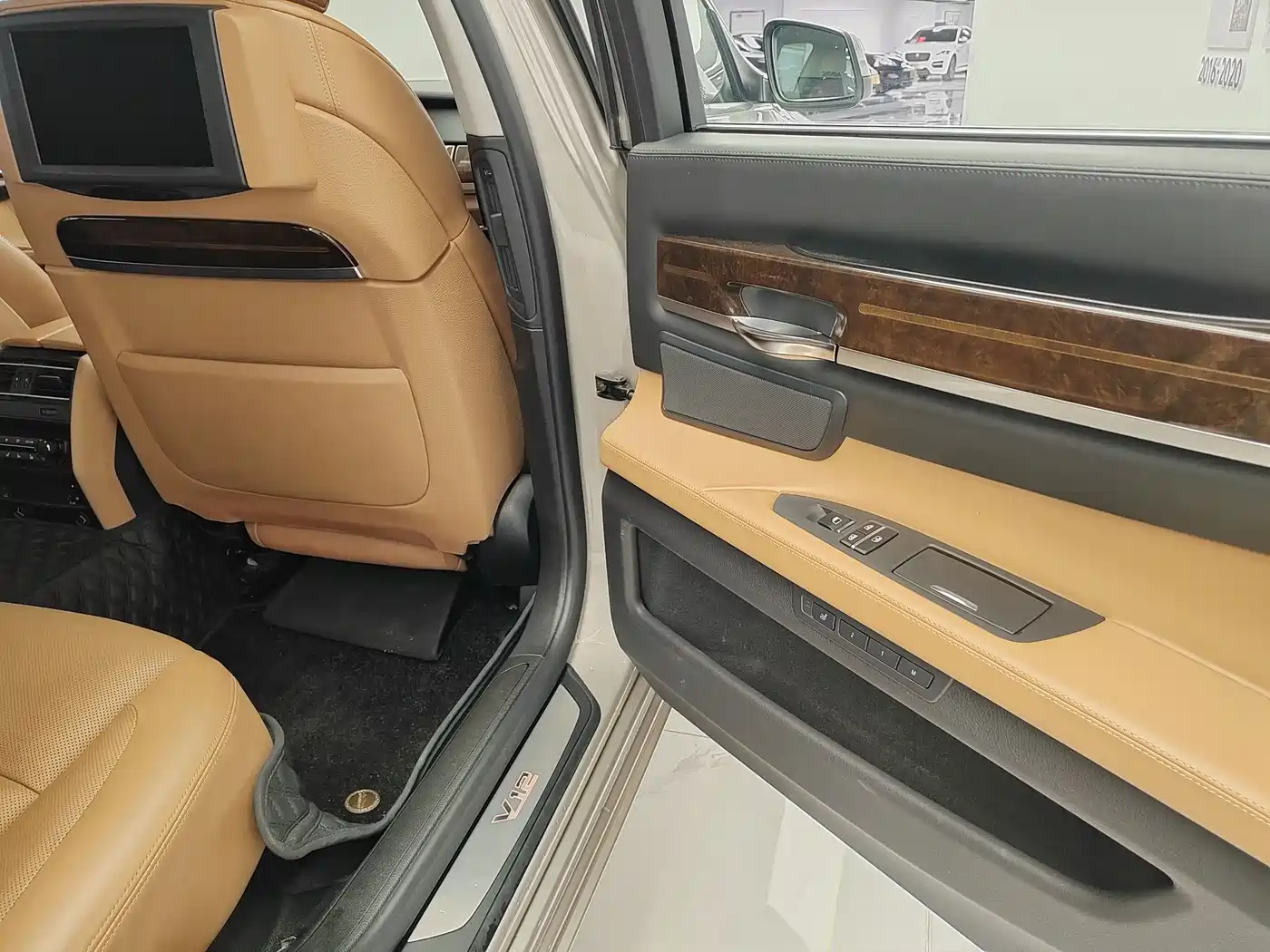 BMW 7 Series 2010 760Li фото 21