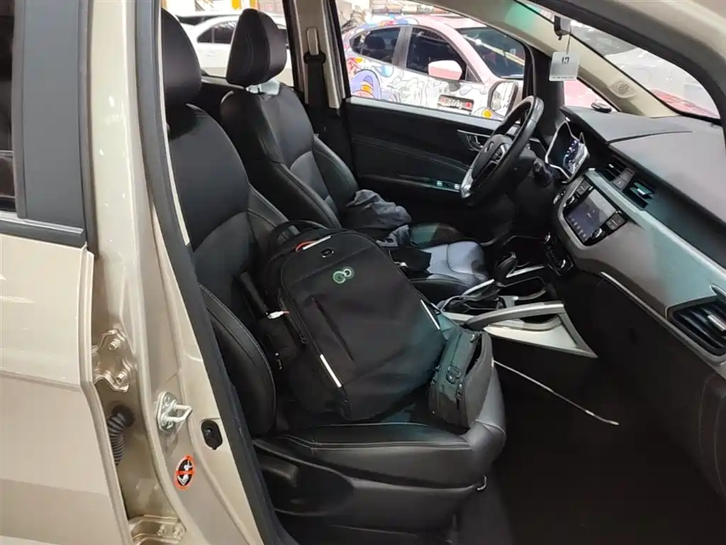 Фото 25 - Geely Vision X3