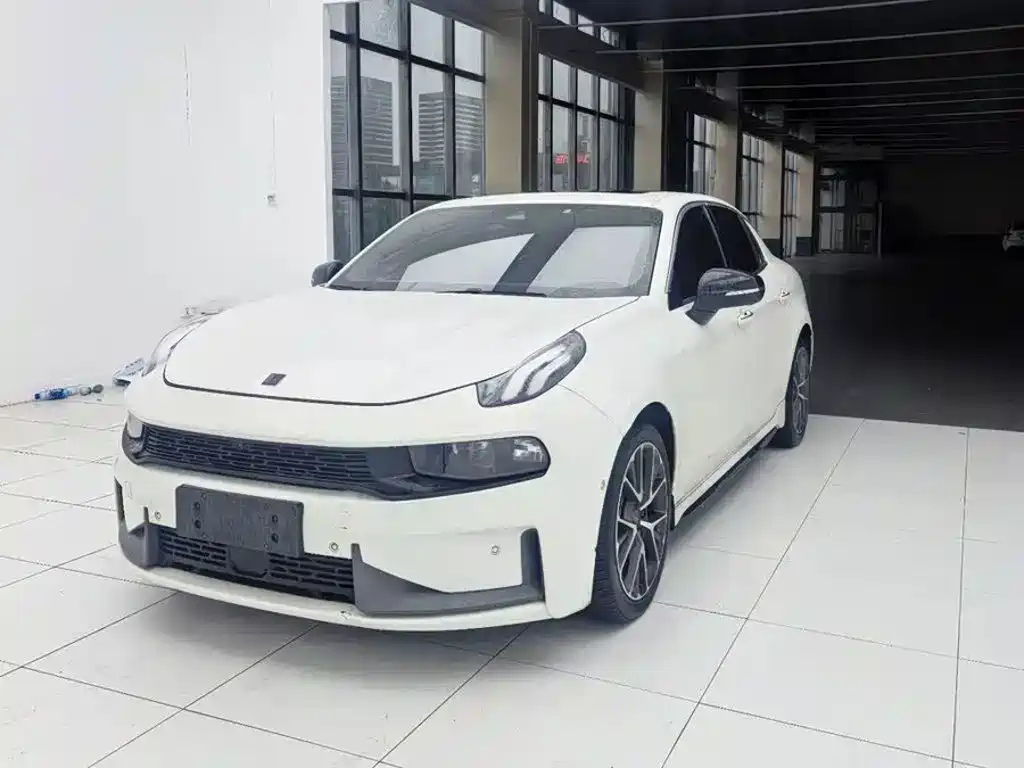 Фото 1 - Lynk & Co 03