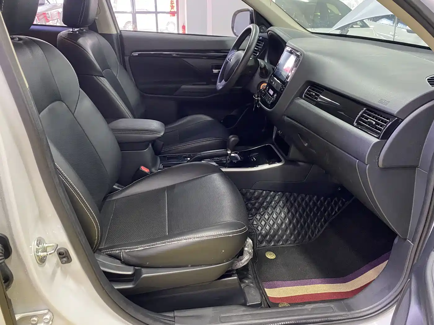 MITSUBISHI OUTLANDER