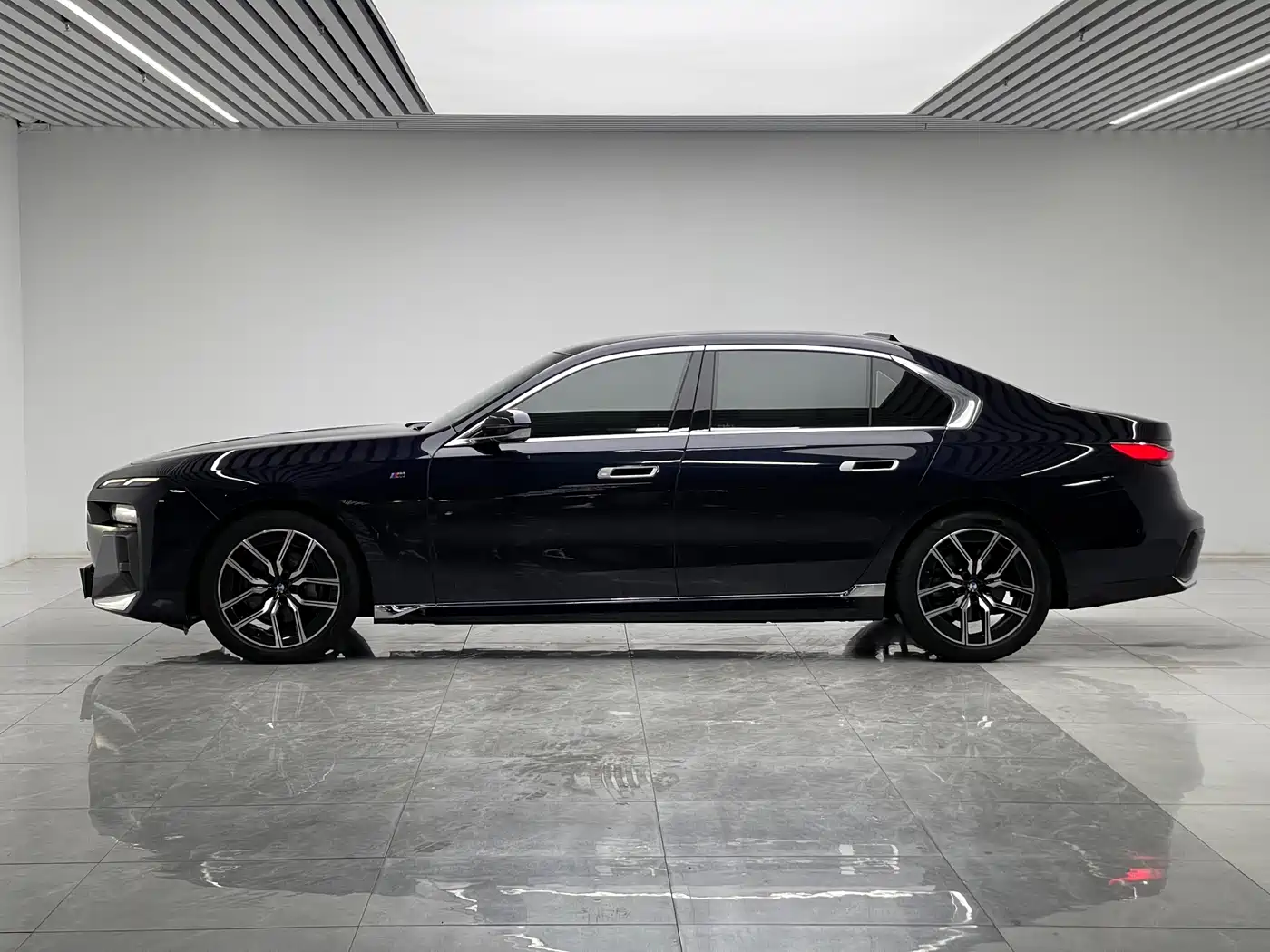 BMW 7 Series 2023 Model 735Li M Sport Package фото 7