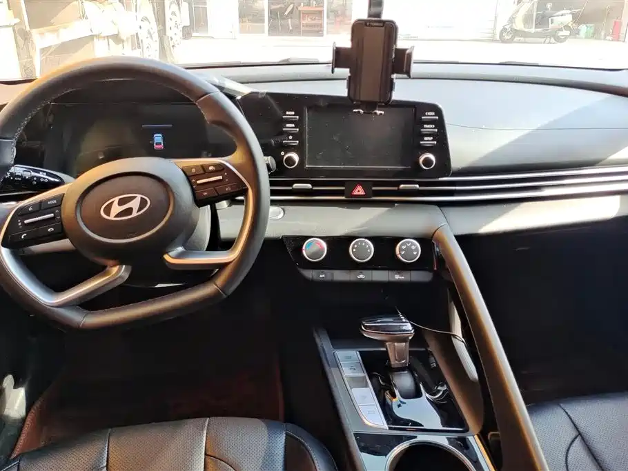 Hyundai Elantra 2023 1.5L CVT GLX Elite Edition фото 12