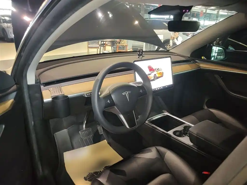 Фото 10 - Tesla Model Y