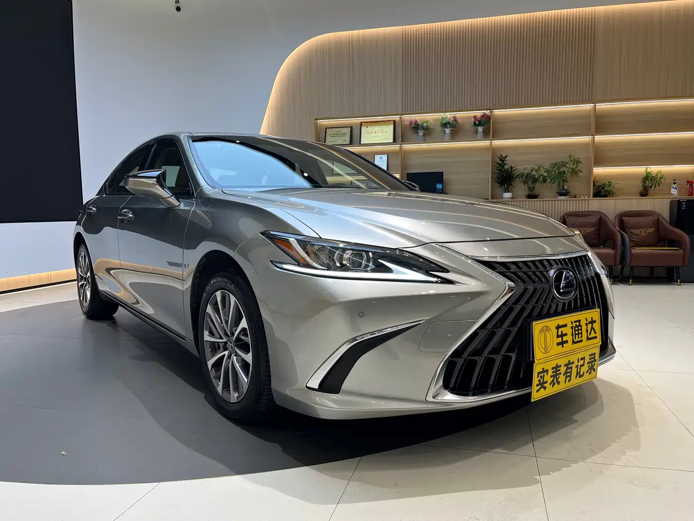 Lexus ES 2023 200 Excellence Edition фото 7