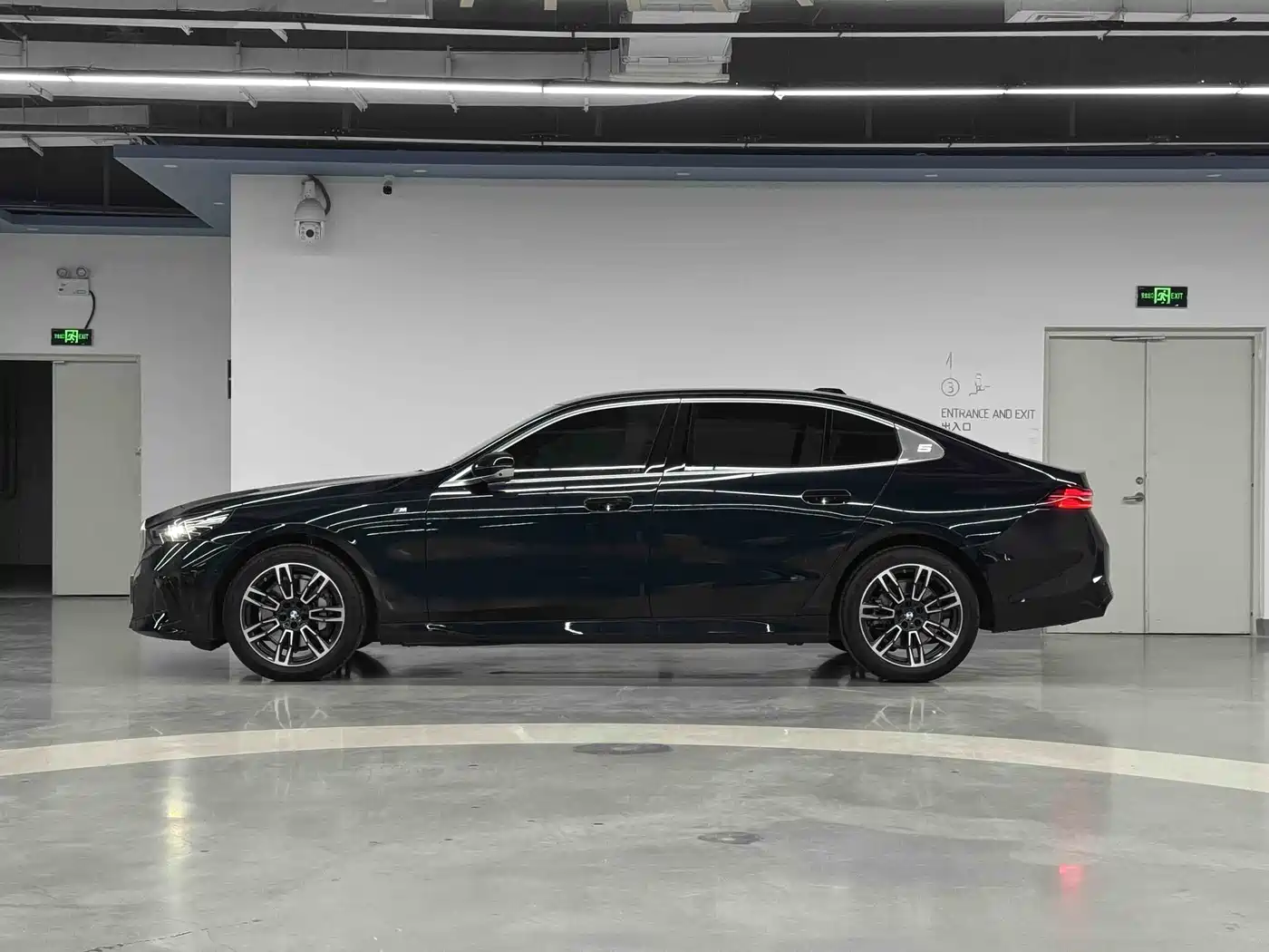 BMW 5 Series 2025 530Li Leading M Sport Package фото 30