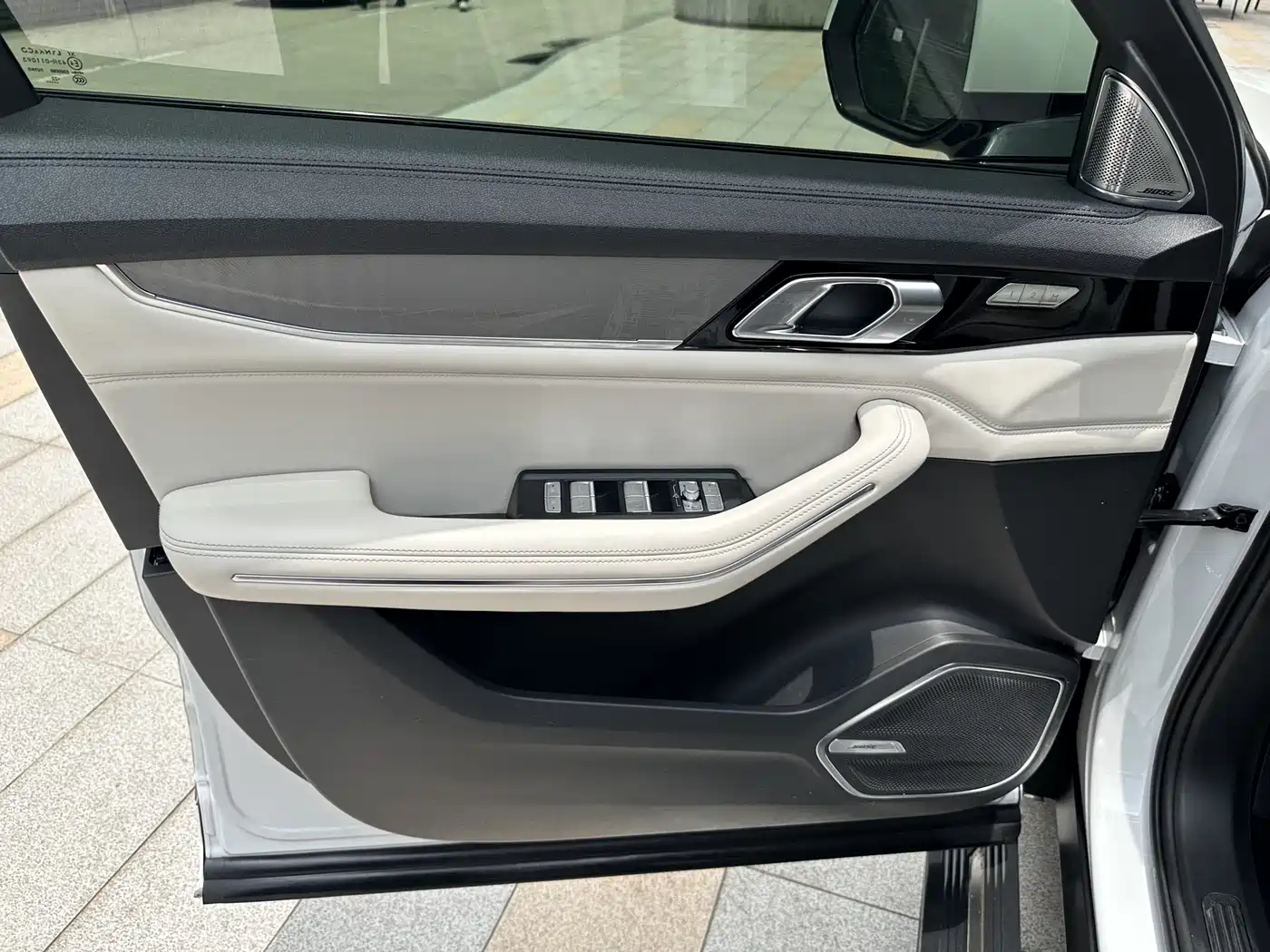 Lynk & Co 09 EM-P 2021 2.0T PHEV Ultra 6-seater фото 16