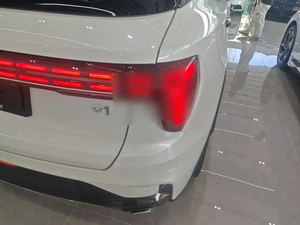 Фото 8 - Lynk & Co 01