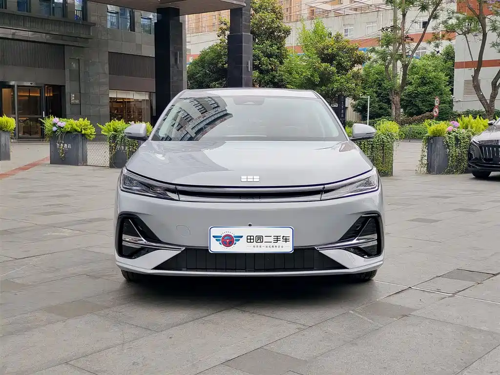 Geely Galaxy Galaxy A7 2025 EM-i 70km Luxury Edition фото 2