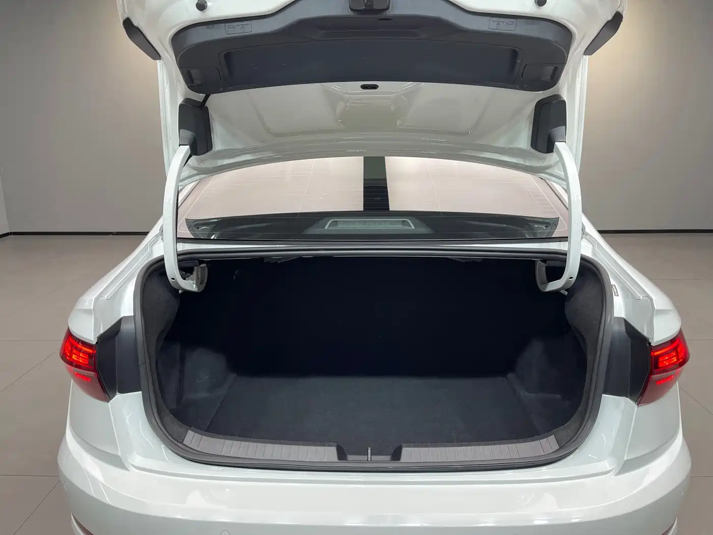 Volkswagen Sagitar 2021 280TSI DSG Luxury Smart Connect фото 29