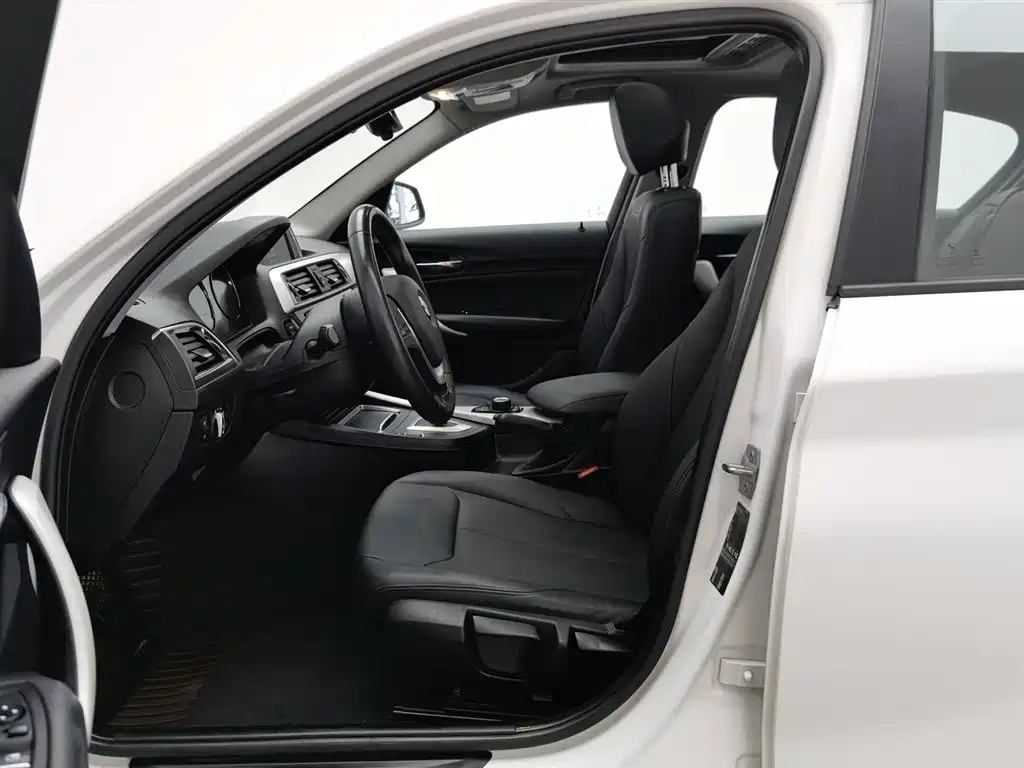 BMW 1 Series (Import) 2018 118i Leading фото 10