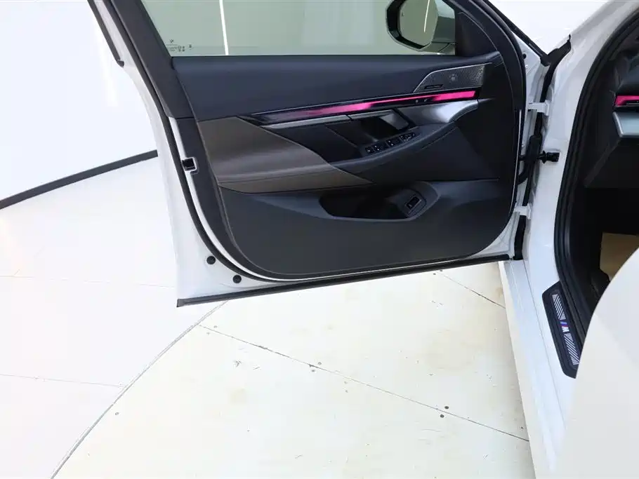 BMW 5 Series 2024 530Li Leading M Sport Package фото 26