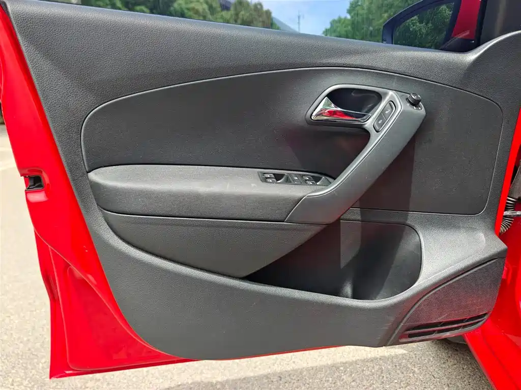 Volkswagen Polo 2016 1.6L Automatic Comfort фото 10