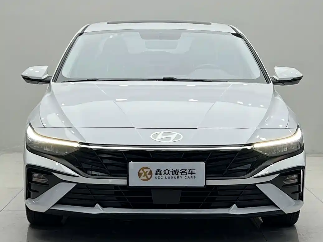 Фото 1 - Hyundai Elantra