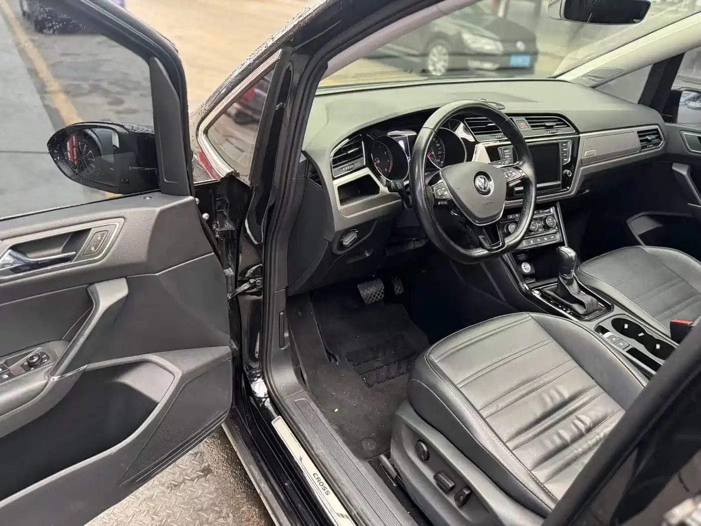 Volkswagen Touran 2018 Touran L 280TSI DSG Frontier Luxury Edition 6-Seater China V фото 4