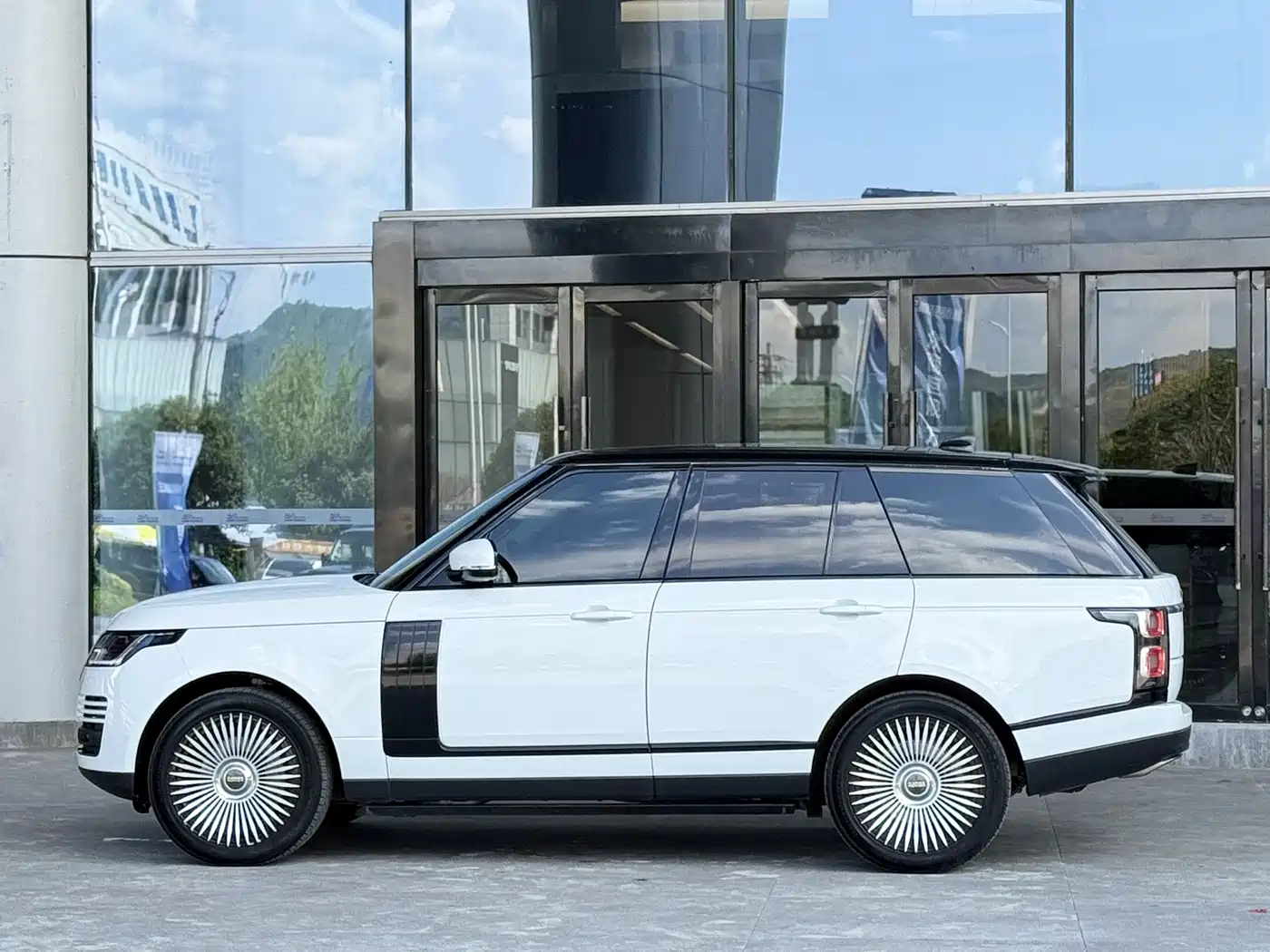 Land Rover Range Rover 2018 3.0 SC V6 Golden Age Edition фото 3