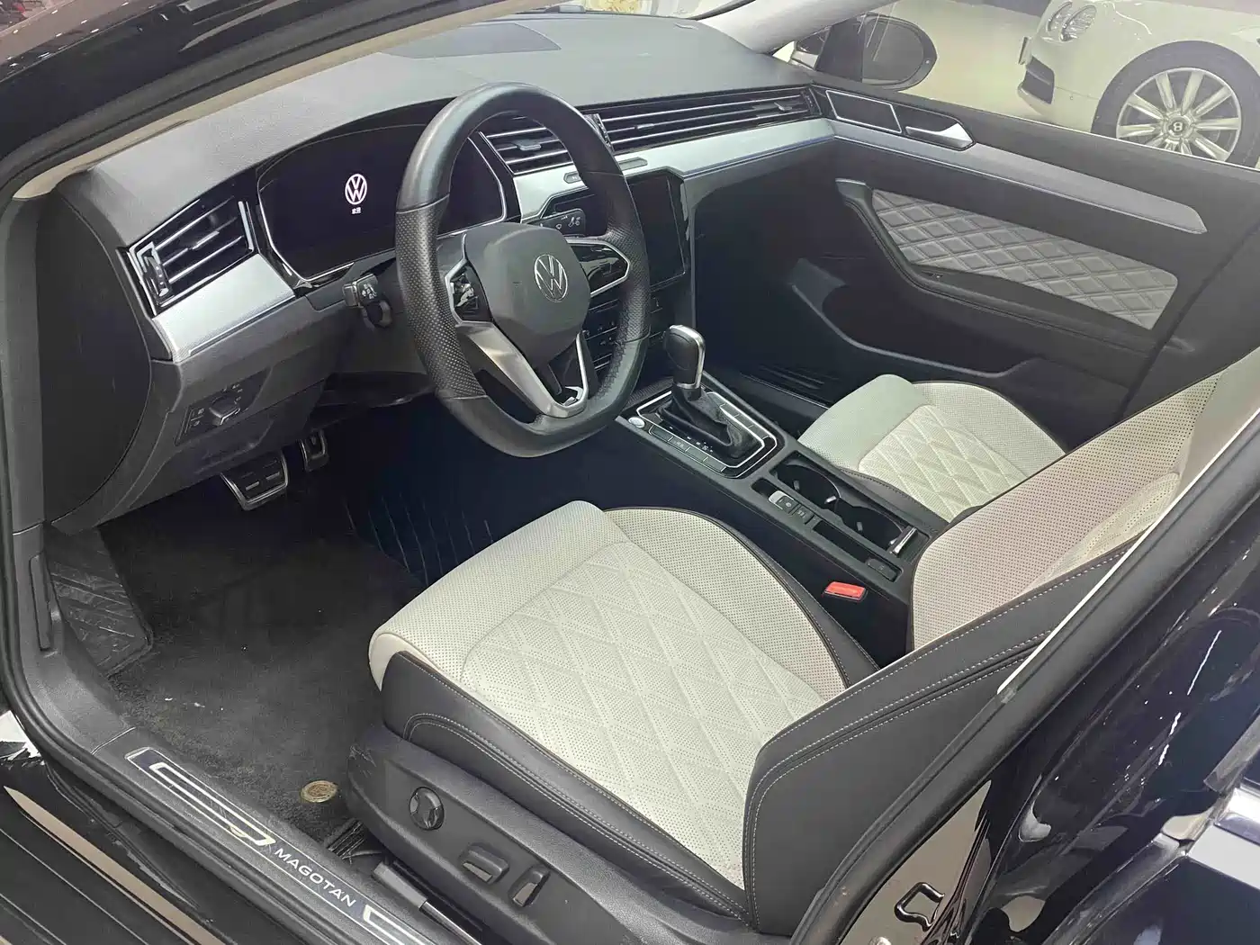 Volkswagen Magotan 2023 Model 2 Million Commemorative Edition 330TSI DSG Luxury фото 10
