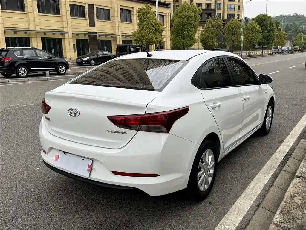 Hyundai Verna 2016 1.4L Automatic Cool Edition GLS фото 6