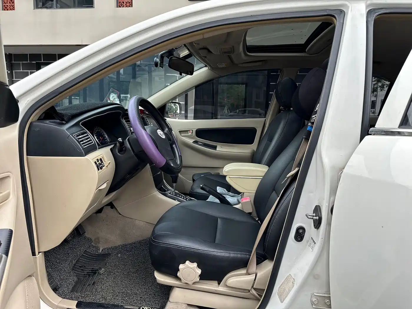 Toyota Corolla 2013 1.6L Automatic Luxury фото 4