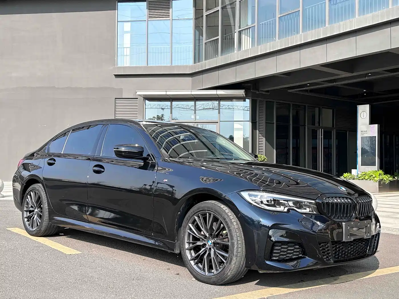 BMW 3 Series 2022 325Li M Sport Shadow Edition фото 3