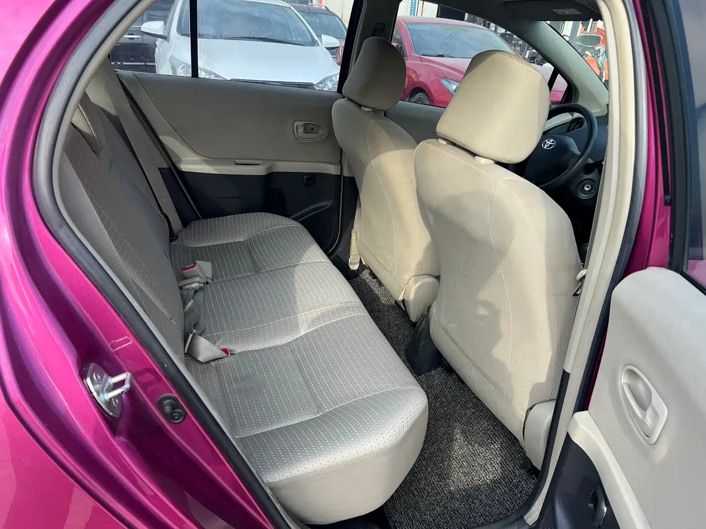 Toyota Yaris 2011 1.6E Auto Charm Edition фото 14