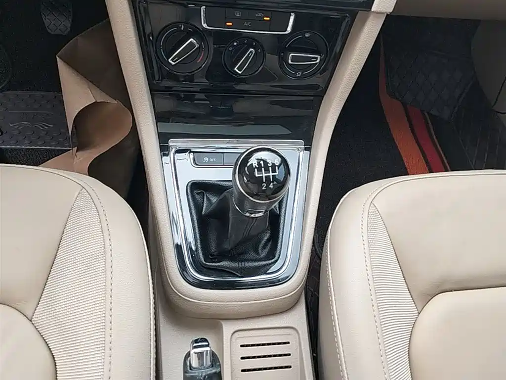 Volkswagen Bora 2014 1.6L Manual Comfort Edition фото 14