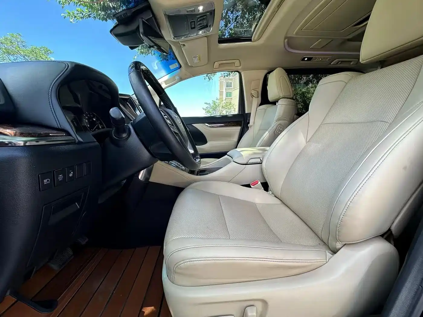 Toyota Alphard 2019 Hybrid 2.5L Luxury фото 4