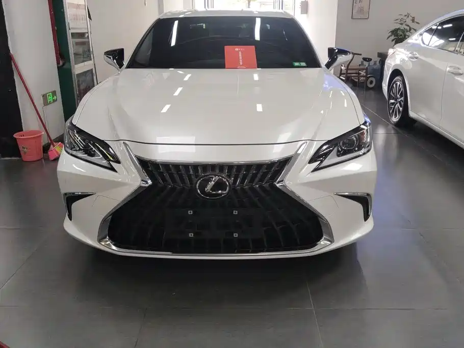 Фото 2 - Lexus ES