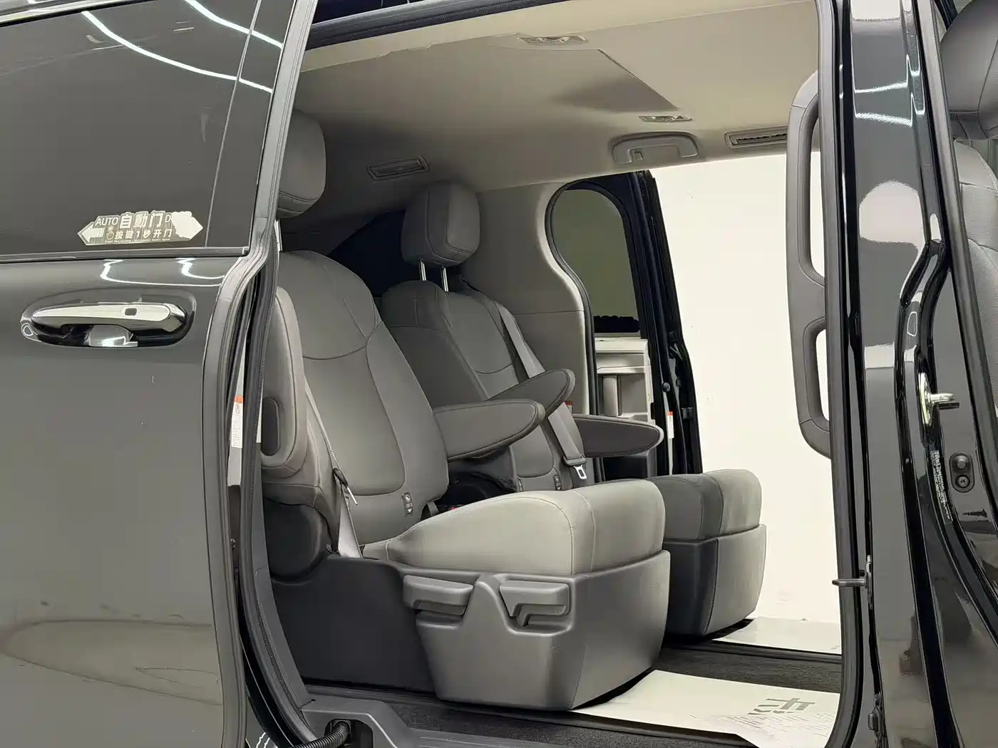 Toyota Granvia 2024 2.5L Hybrid Comfort фото 14