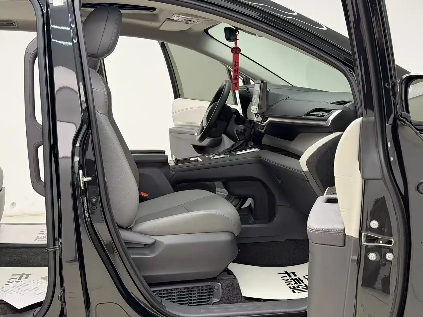 Toyota Granvia 2024 2.5L Hybrid Comfort фото 11