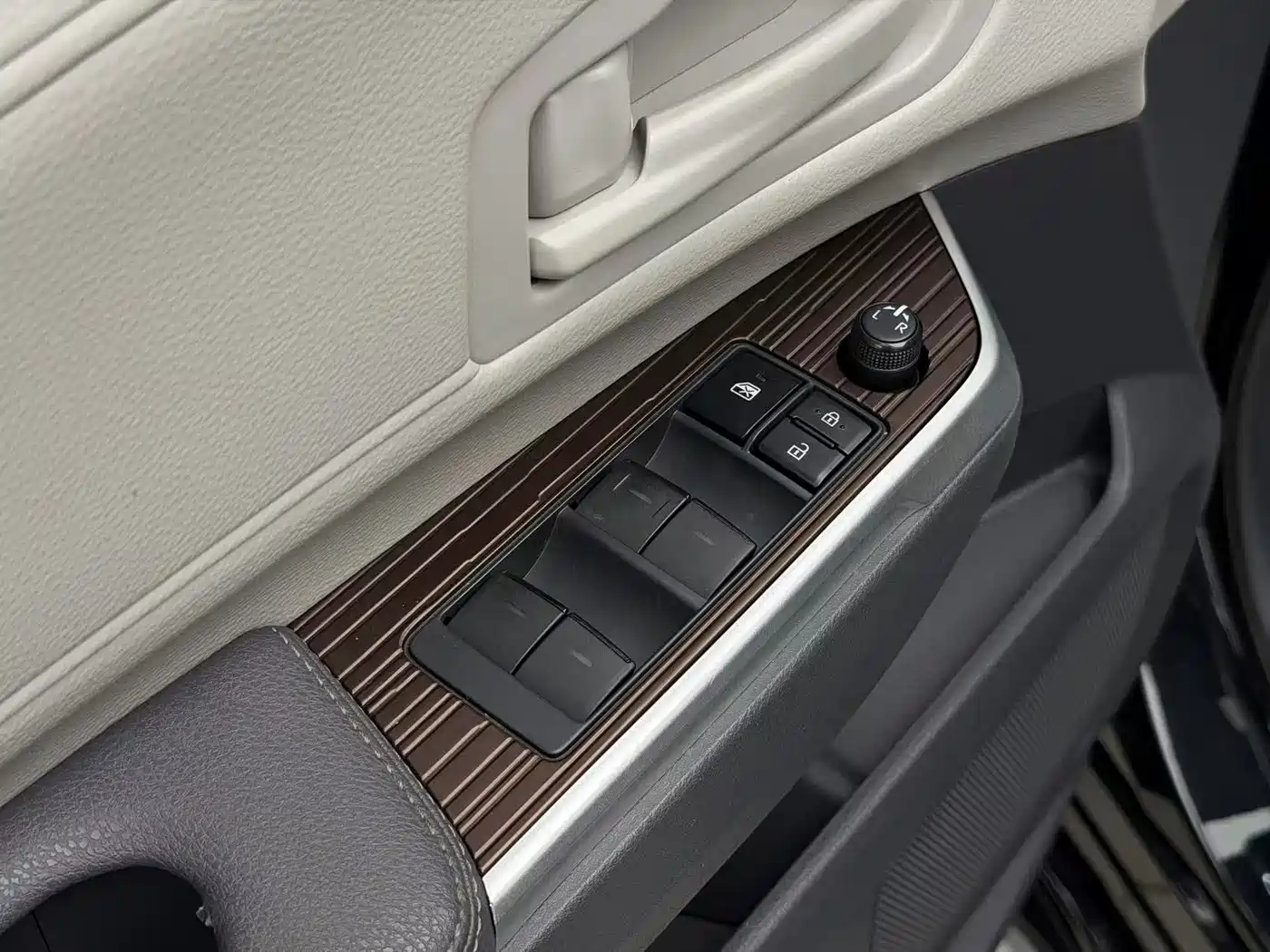 Toyota Granvia 2024 2.5L Hybrid Comfort фото 28