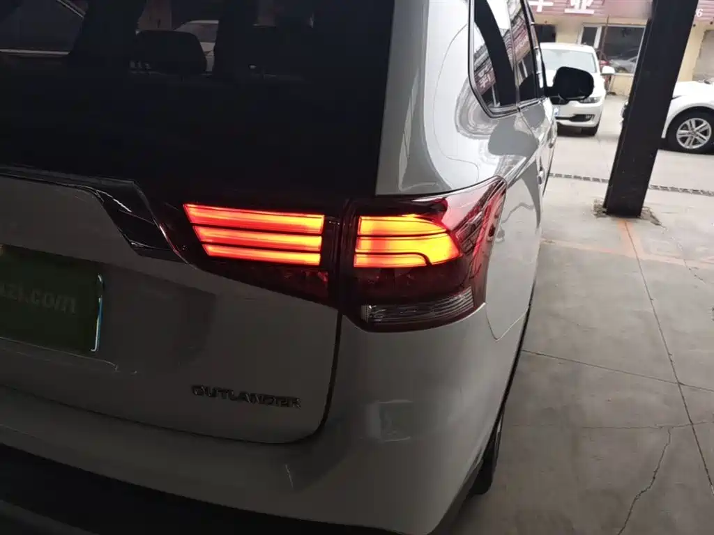 Mitsubishi Outlander 2018 2.0L 2WD Glory Edition 5-seater фото 8