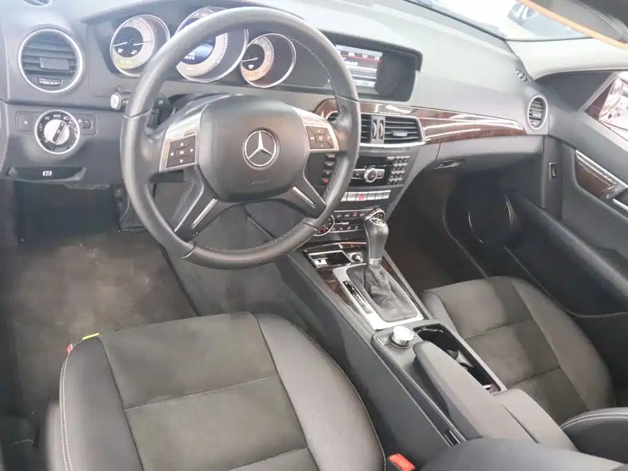 صورة 9 - Mercedes-Benz C-Class