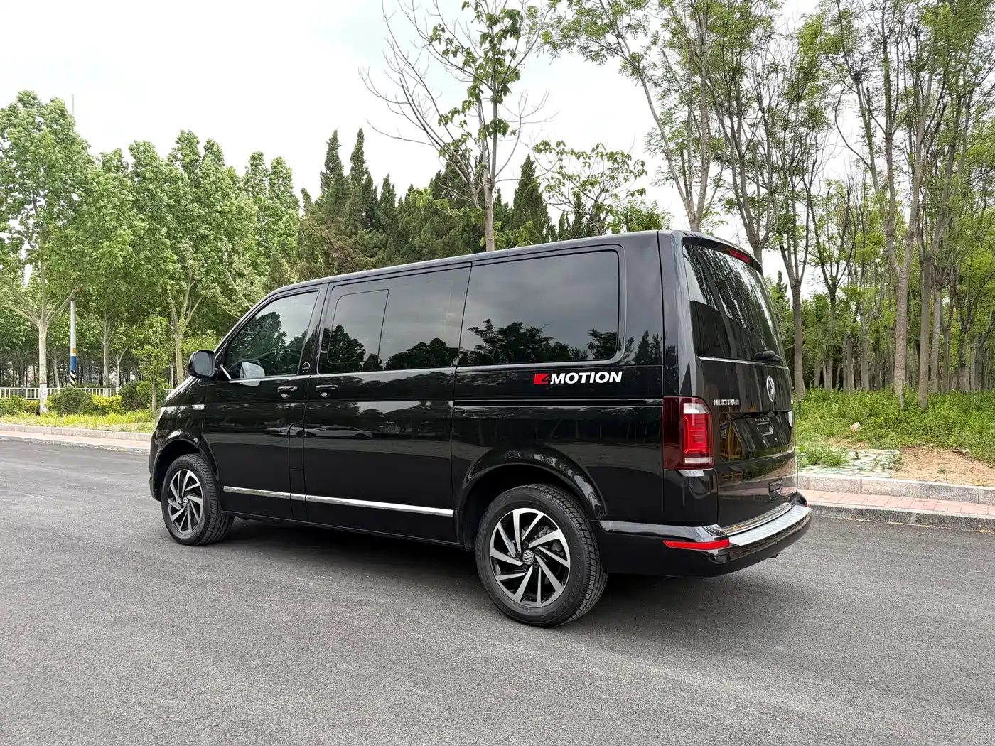 Volkswagen Multivan 2018 2.0TSI 4WD Explorer Edition 7-Seater фото 4