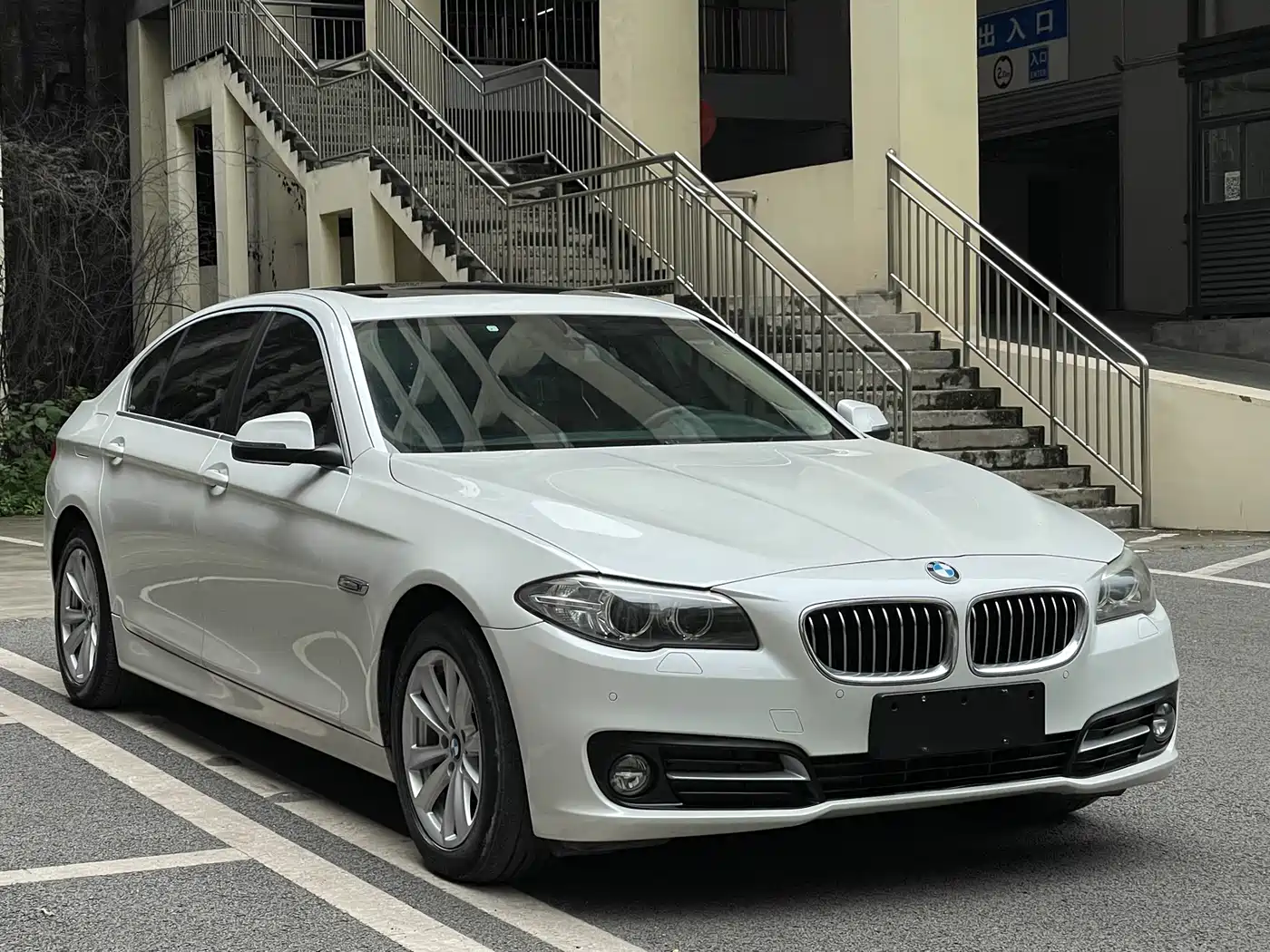 BMW 5 Series 2014 520Li Elegance фото 3