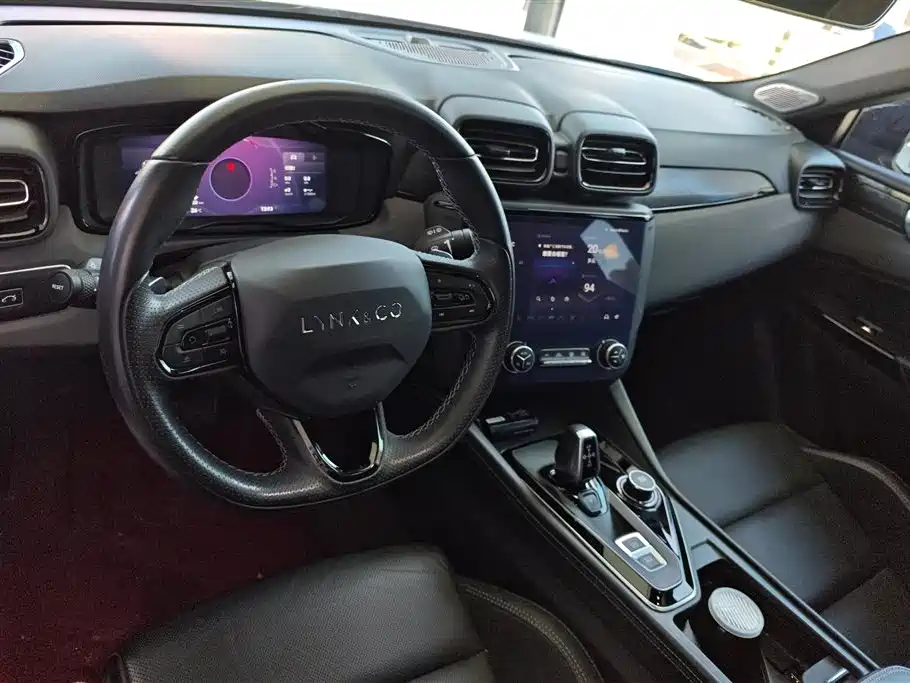 Lynk & Co 02 Hatchback 2022 2.0TD Summer Limited Edition фото 12