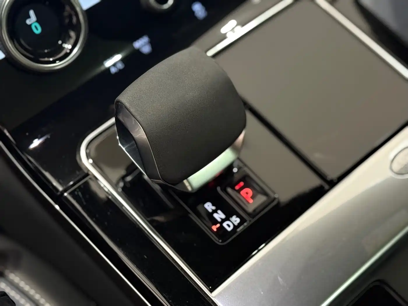 Land Rover Range Rover Velar 2022 250PS Golden Collector's Edition фото 10