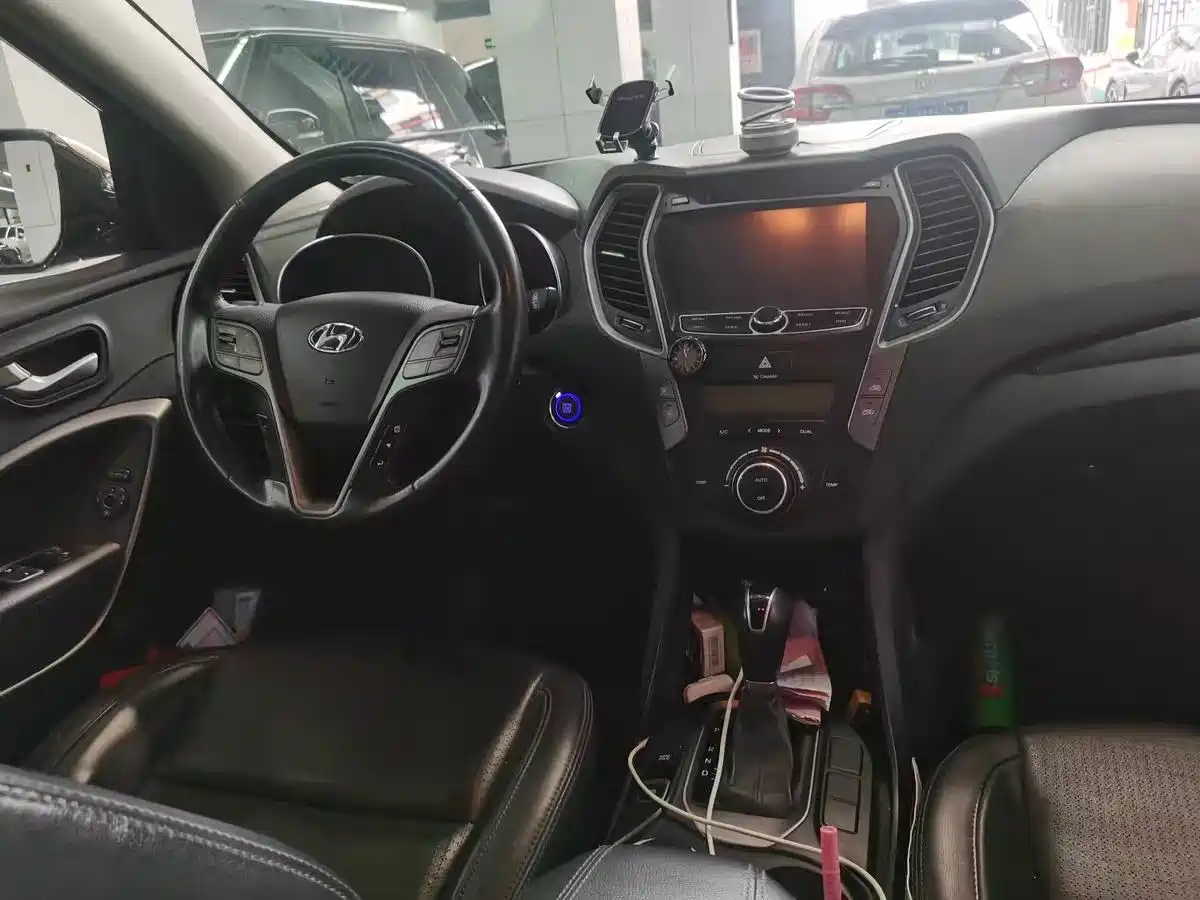 Hyundai Santa Fe 2013 2013 Facelift 2.4L Automatic 4WD Smart