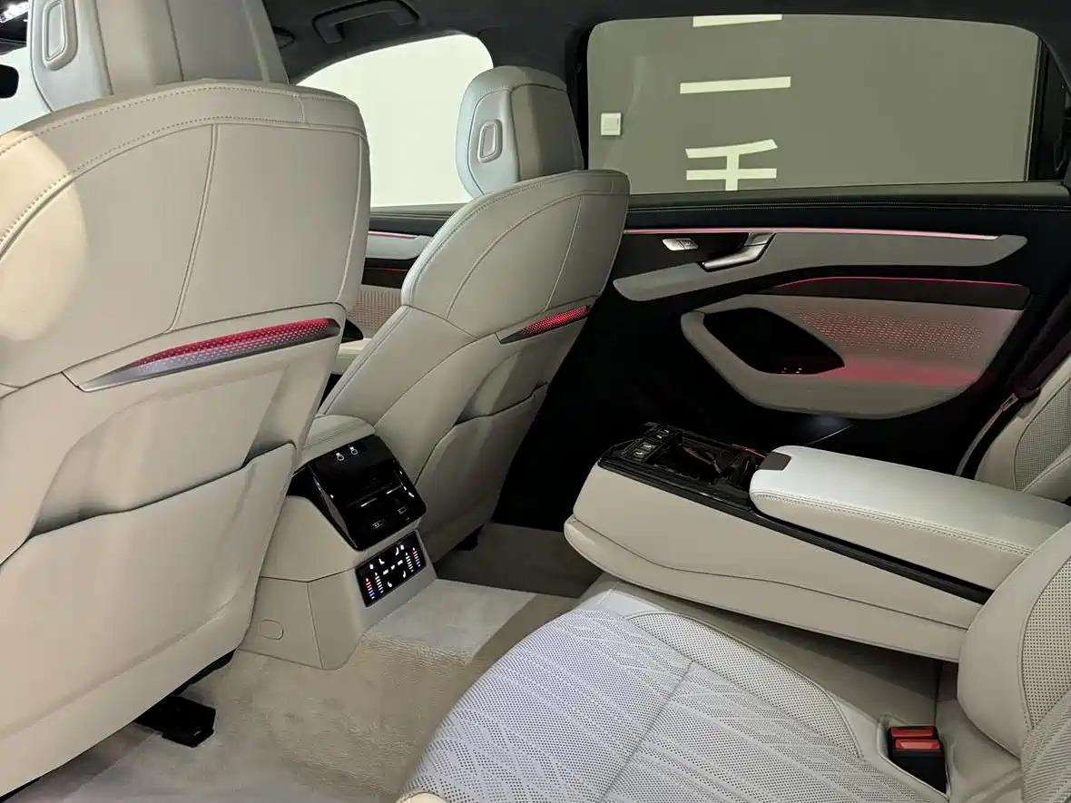 Photo 5 - Audi A6L