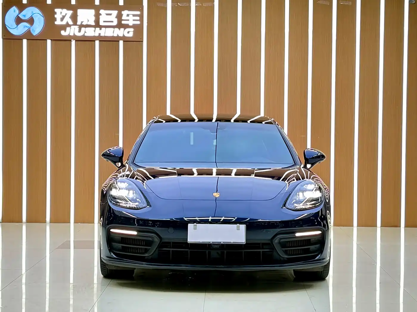 Фото 2 - Porsche Panamera