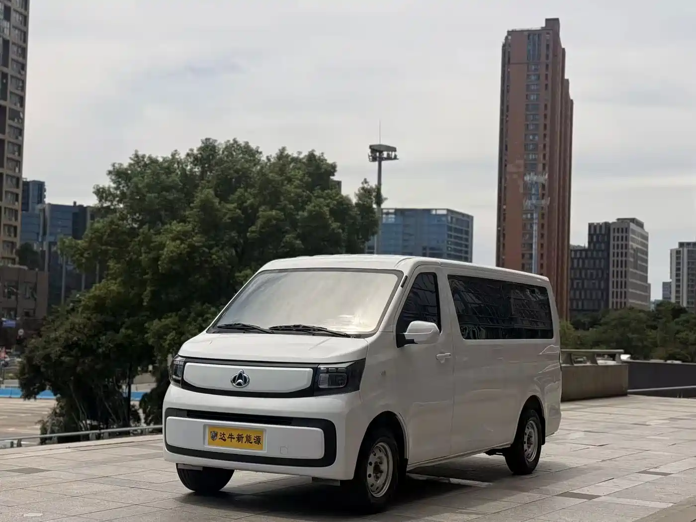 Changan Kaicheng Changan Ruixing EM80 2026 2025 Model Fortune Edition Passenger Version Comfort 6-seater 300km Dual Swing Doors