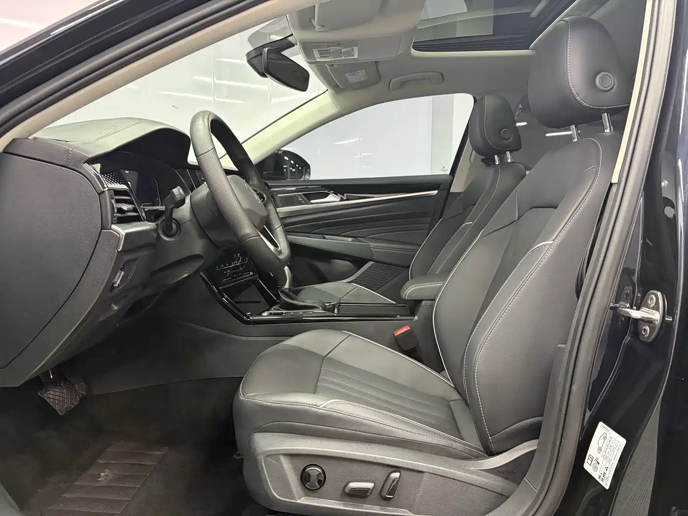 Volkswagen Passat 2023 280TSI Starlight Elite Edition фото 4