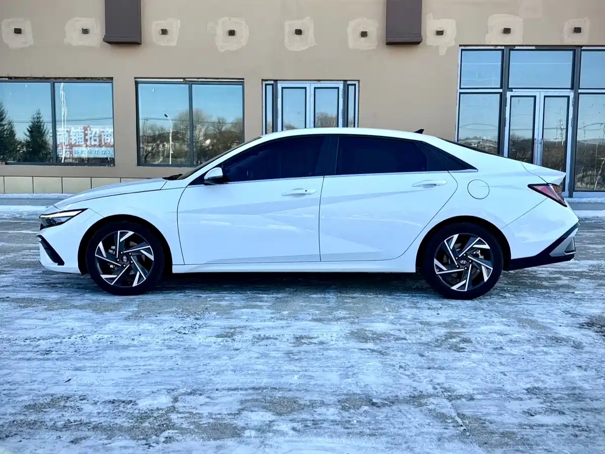 Hyundai Elantra 2023 Model 1.5L CVT LUX Premium Edition фото 8
