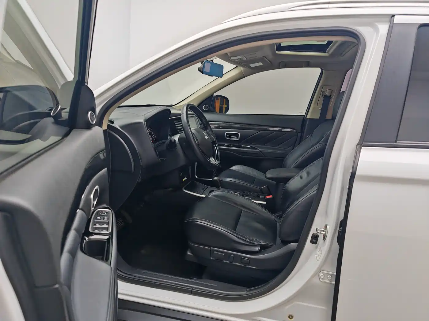 Mitsubishi Outlander 2020 2.0L 2WD Premium 5-seater фото 14