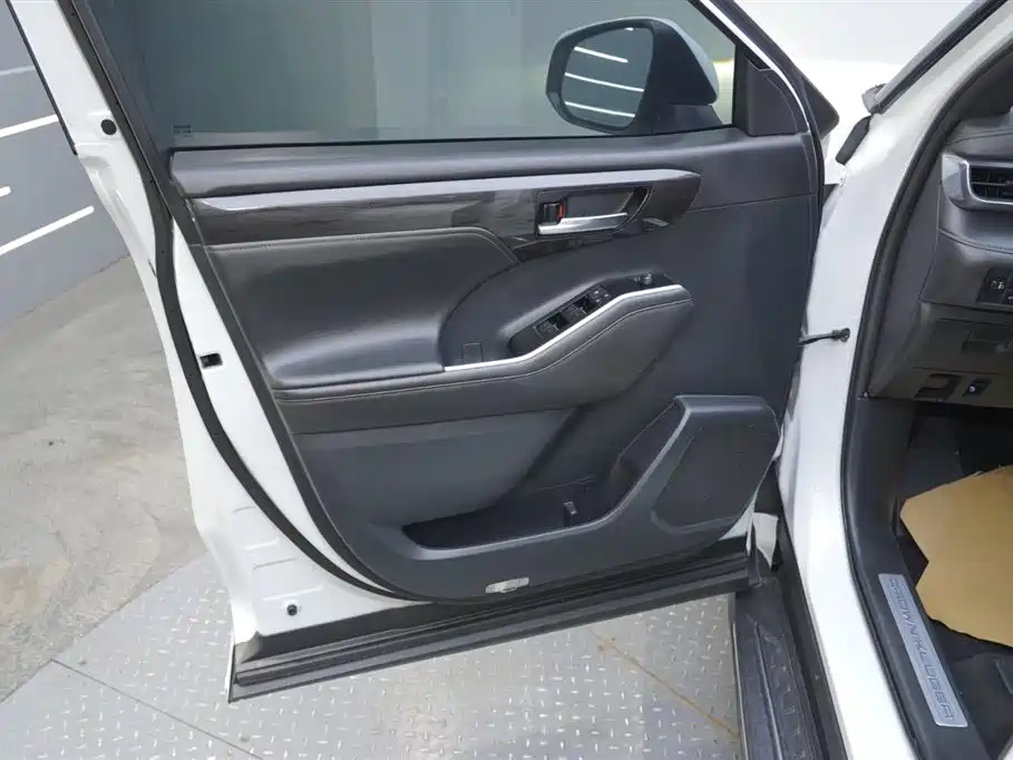 Toyota Crown Kluger 2022 2.5L HEV 4WD Premium Edition фото 13