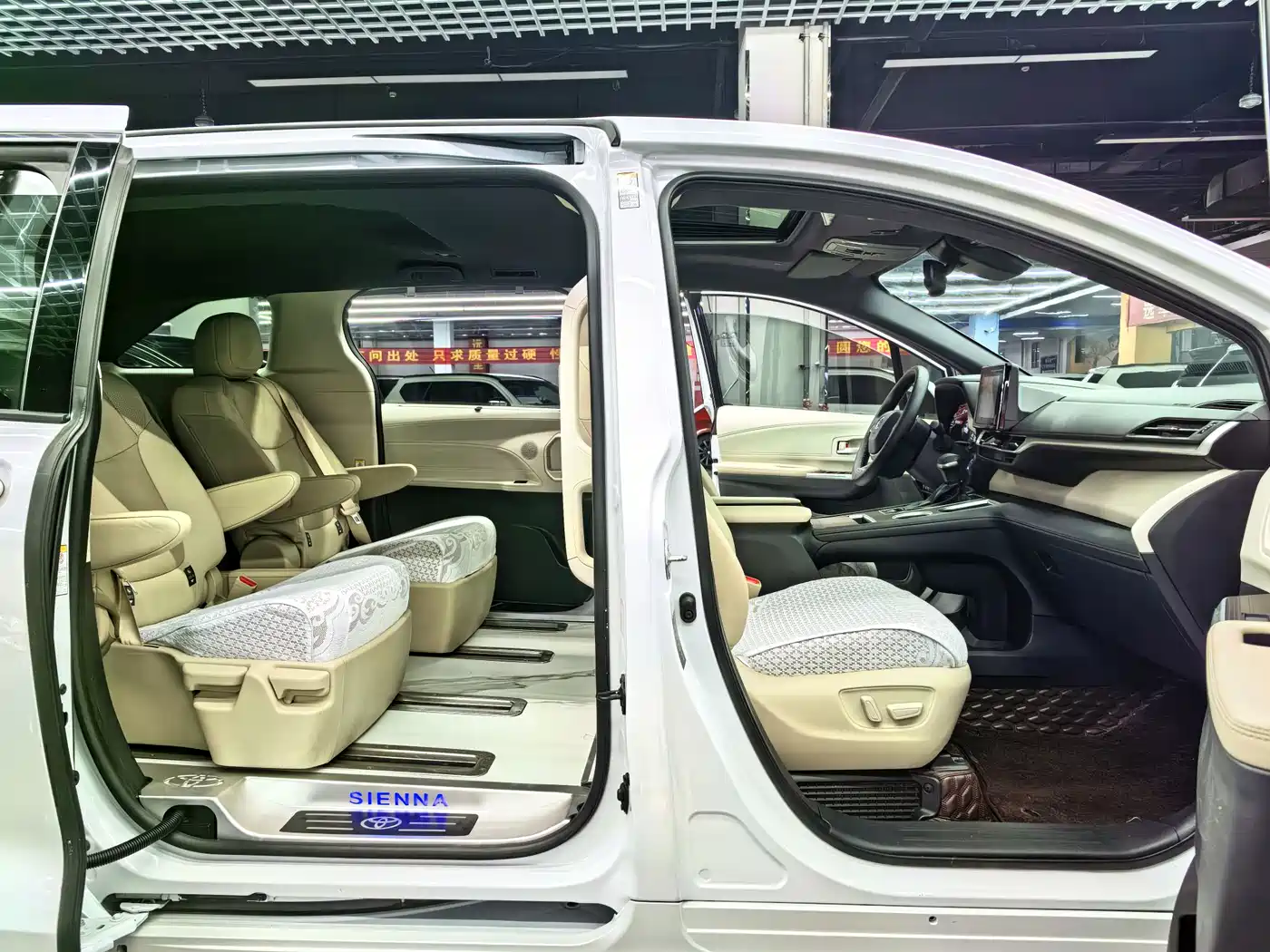Toyota Sienna 2021 2.5L Hybrid Luxury Edition фото 8
