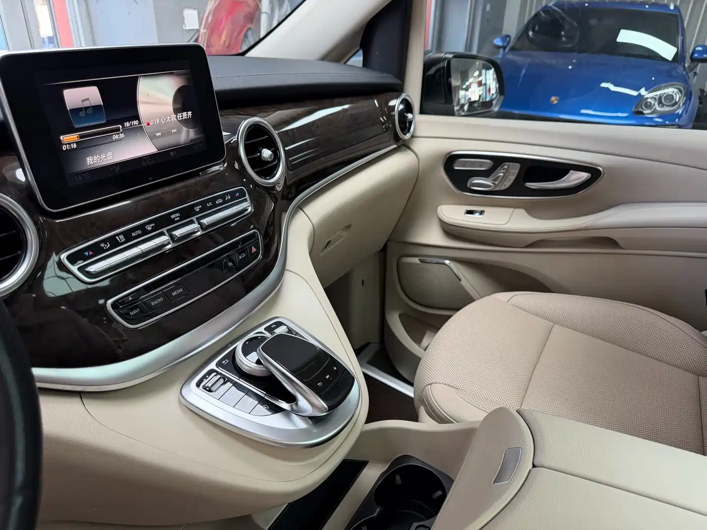 Mercedes-Benz V-Class 2017 Model V 260 Premium Edition фото 15