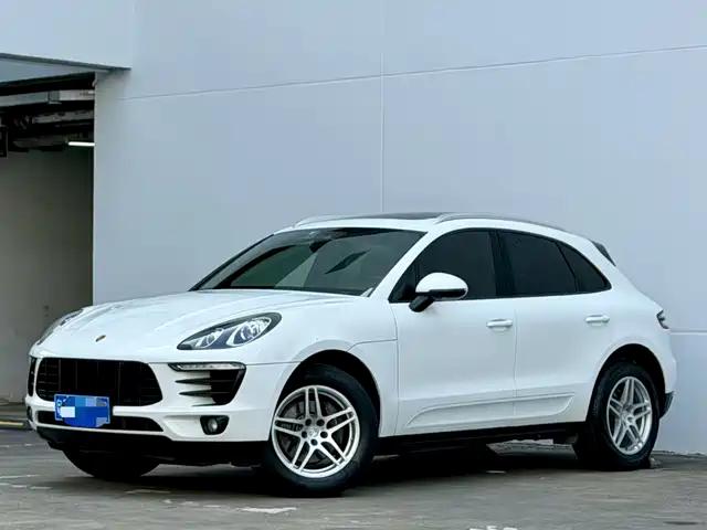PORSCHE MACAN